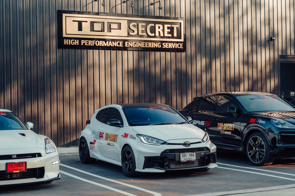 Nissan GT-R และ Toyota GR Yaris ติดสติกเกอร์ 3M Films จอดหน้าอาคาร TOP SECRET High Performance Engineering Service